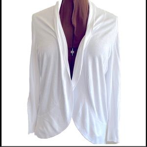 🤍REITMANS🤍Pure white cardigan. Never worn. Size medium.